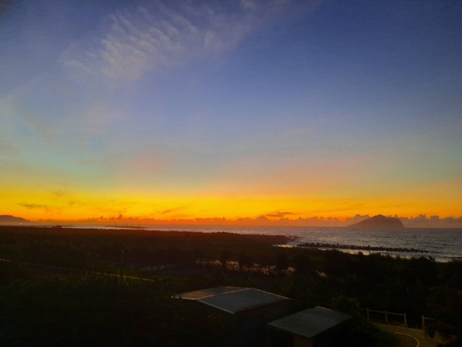 日出太極滿月了